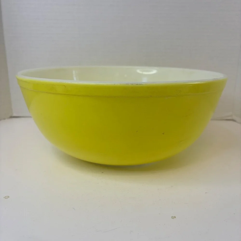 Vintage Pyrex 404 Yellow Mixing Bowl 4 Quart Opal Glass MCM Ovenware 10.5 Inch